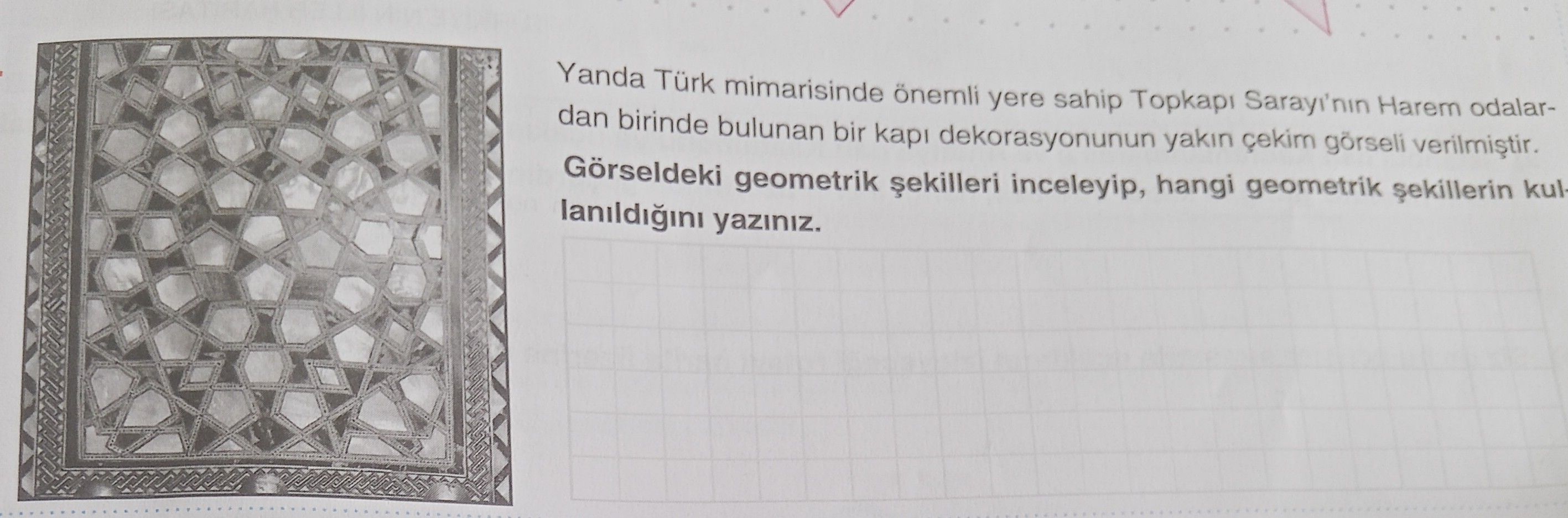 Yanda Türk mimarisinde önemli yere sahip Topkapı Sarayı'nın Harem odalardan birinde bulunan bir kapı