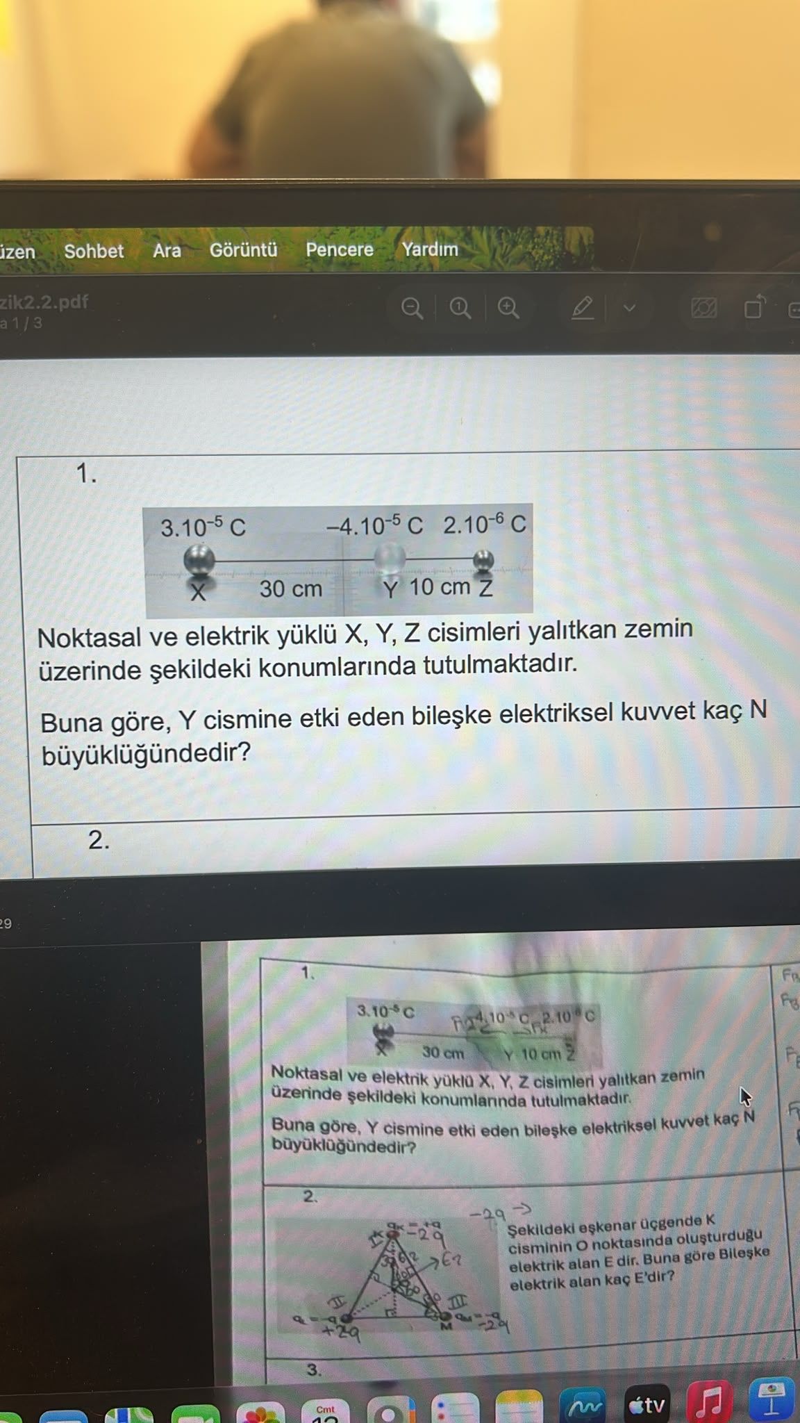 Noktasal ve elektrik yüklü X, Y, Z cisimleri yalıtkan zemin üzerinde şekildeki konumlarında
