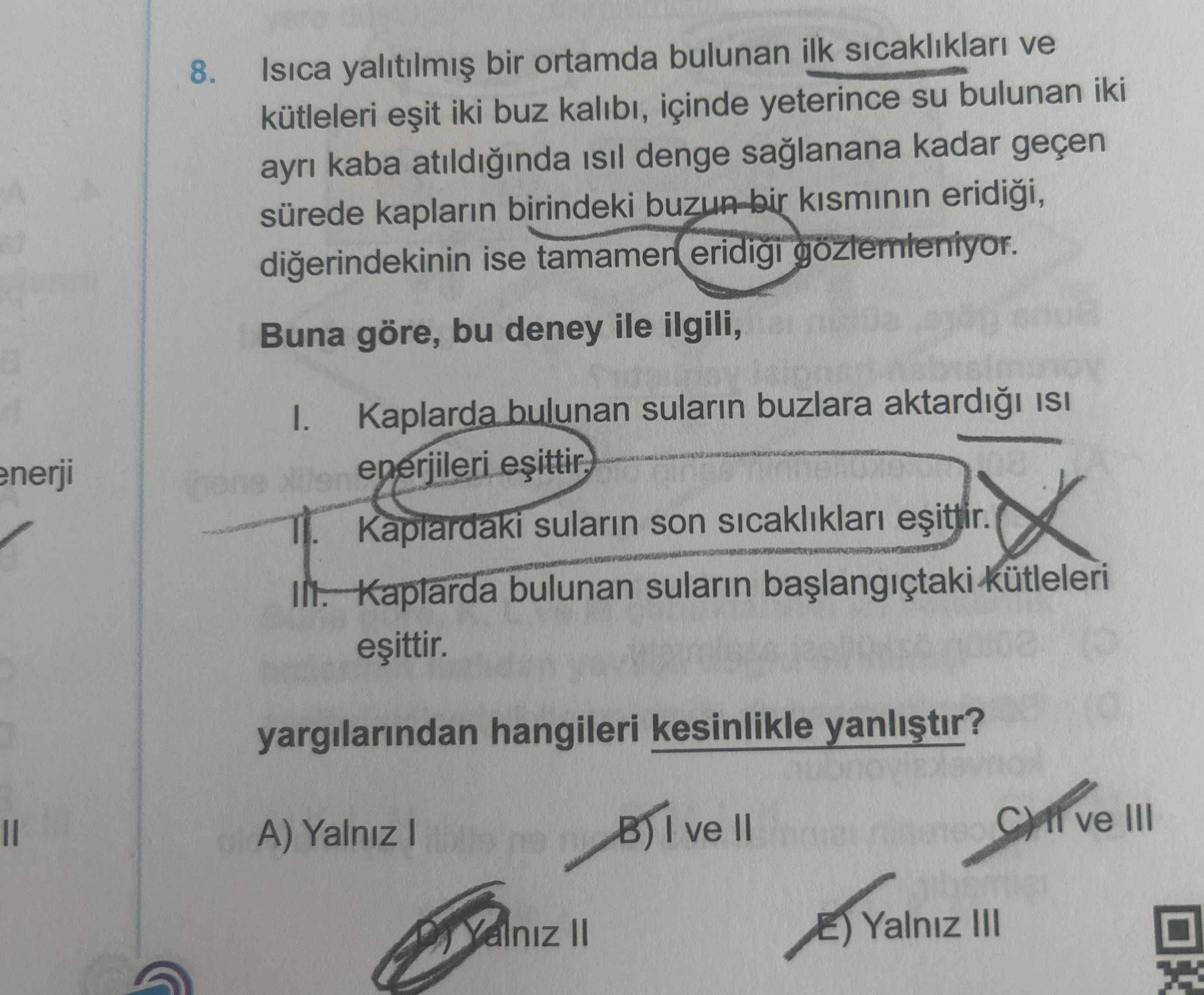 Isıca yalıtılmış bir ortamda bulunan ilk sıcaklıkları ve kütleleri eşit iki buz kalıbı, içinde