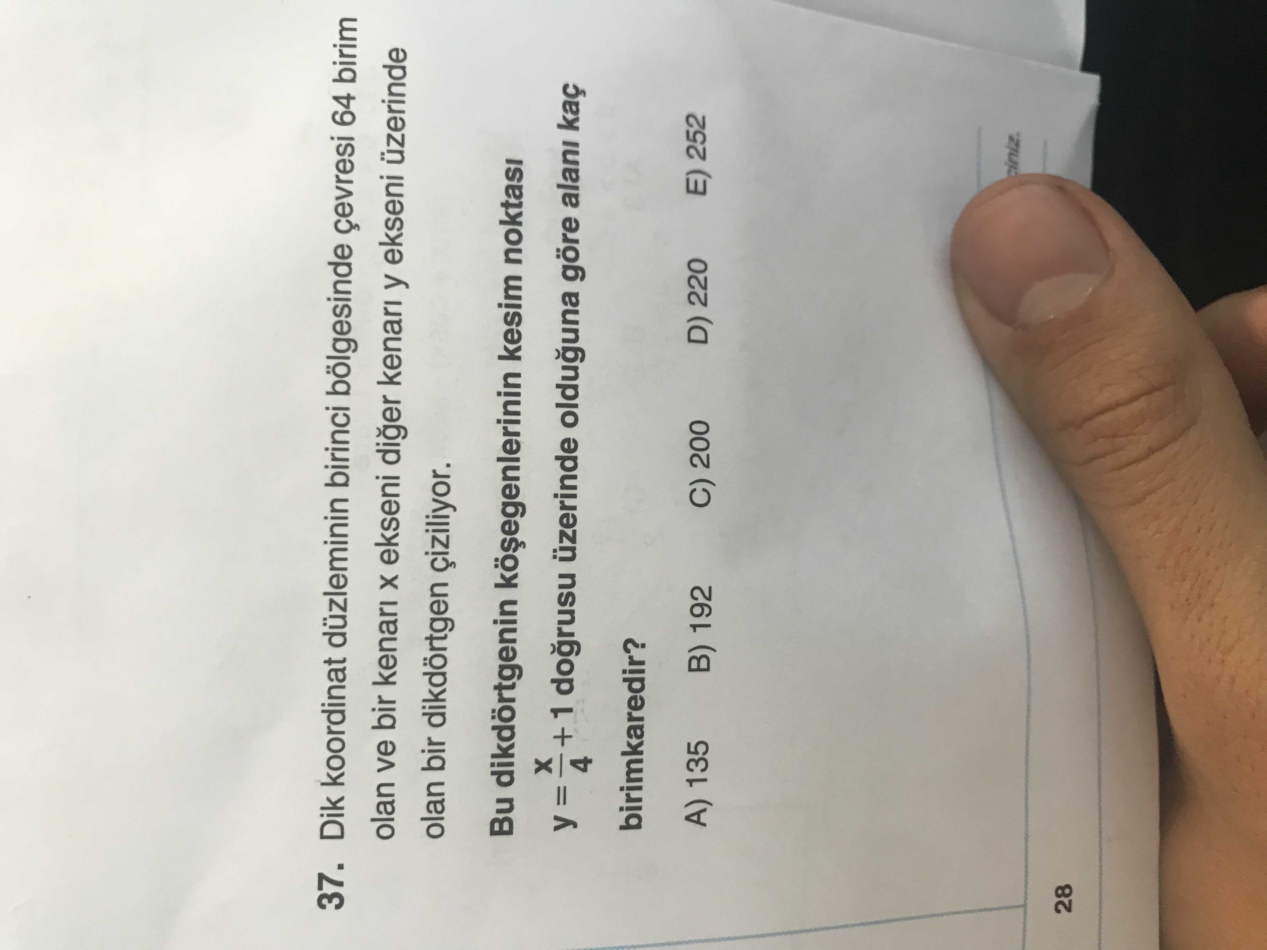 Dik koordinat düzleminin birinci bölgesinde çevresi 64 birim olan ve bir kenarı x ekseni diğer