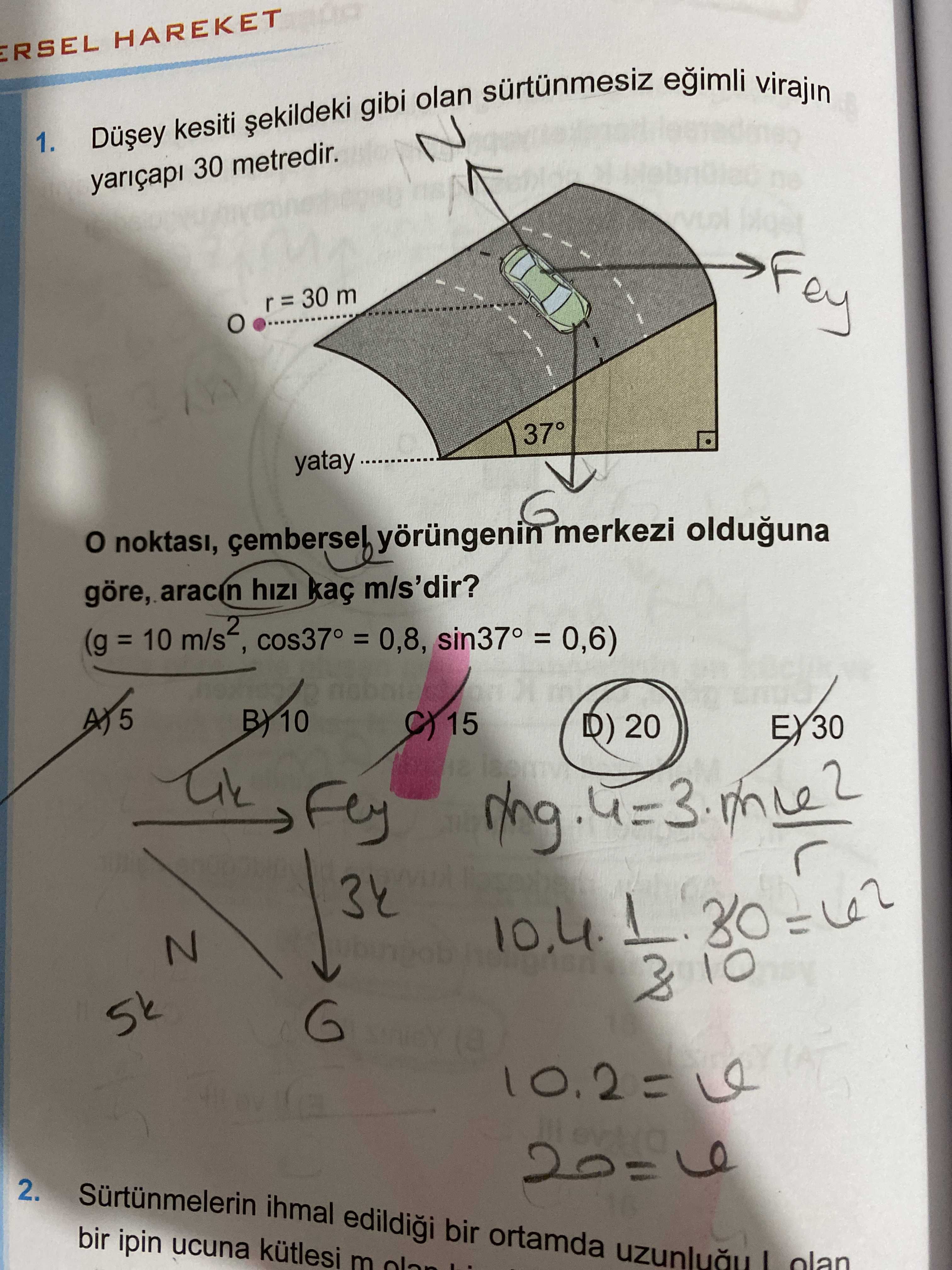 Düşey kesiti şekildeki gibi olan sürtünmesiz eğimli virajın yarıçapı 30 metredir. O noktası