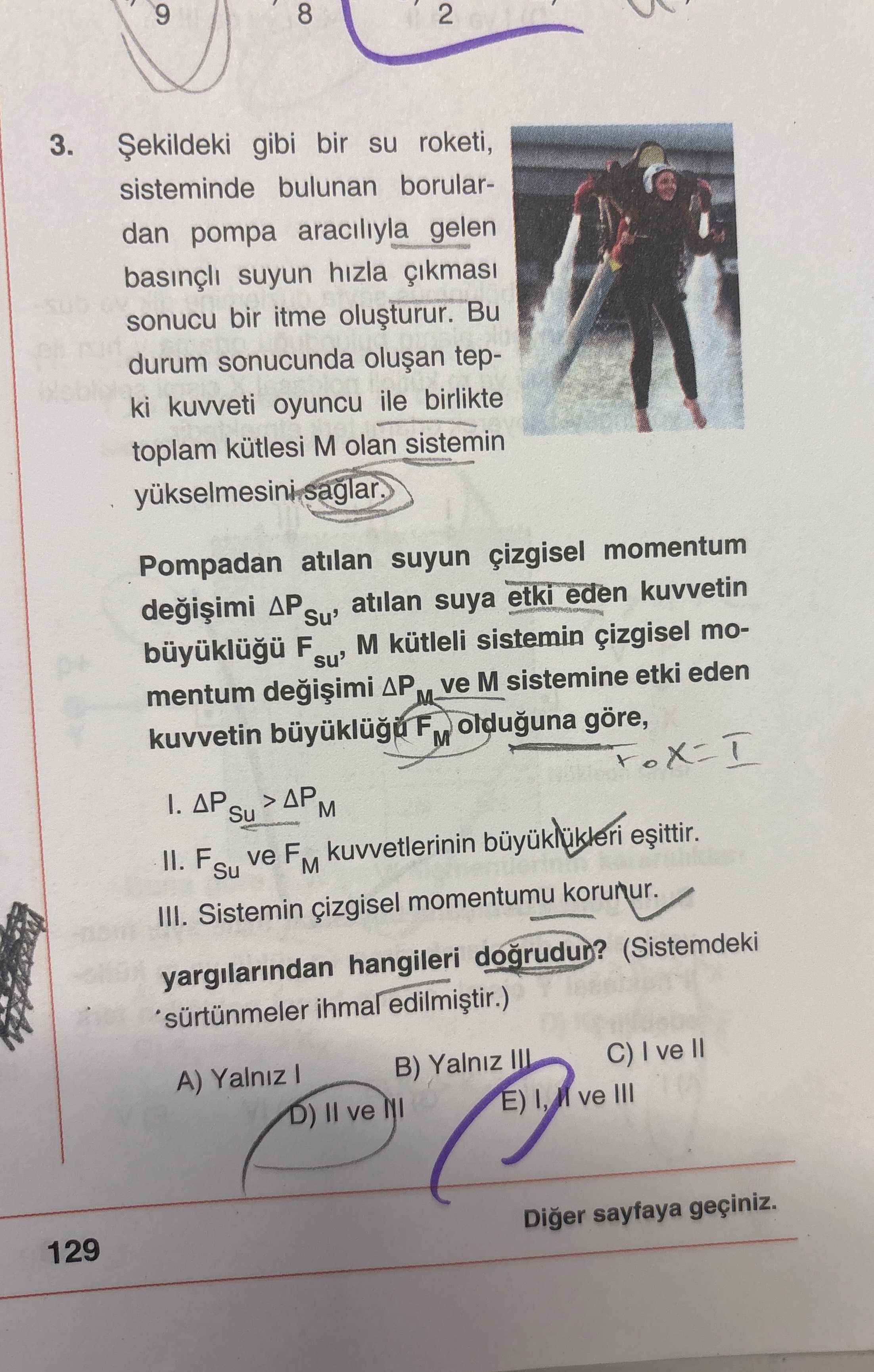 Şekildeki gibi bir su roketi, sisteminde bulunan borulardan pompa aracılıyla gelen basınçlı suyun