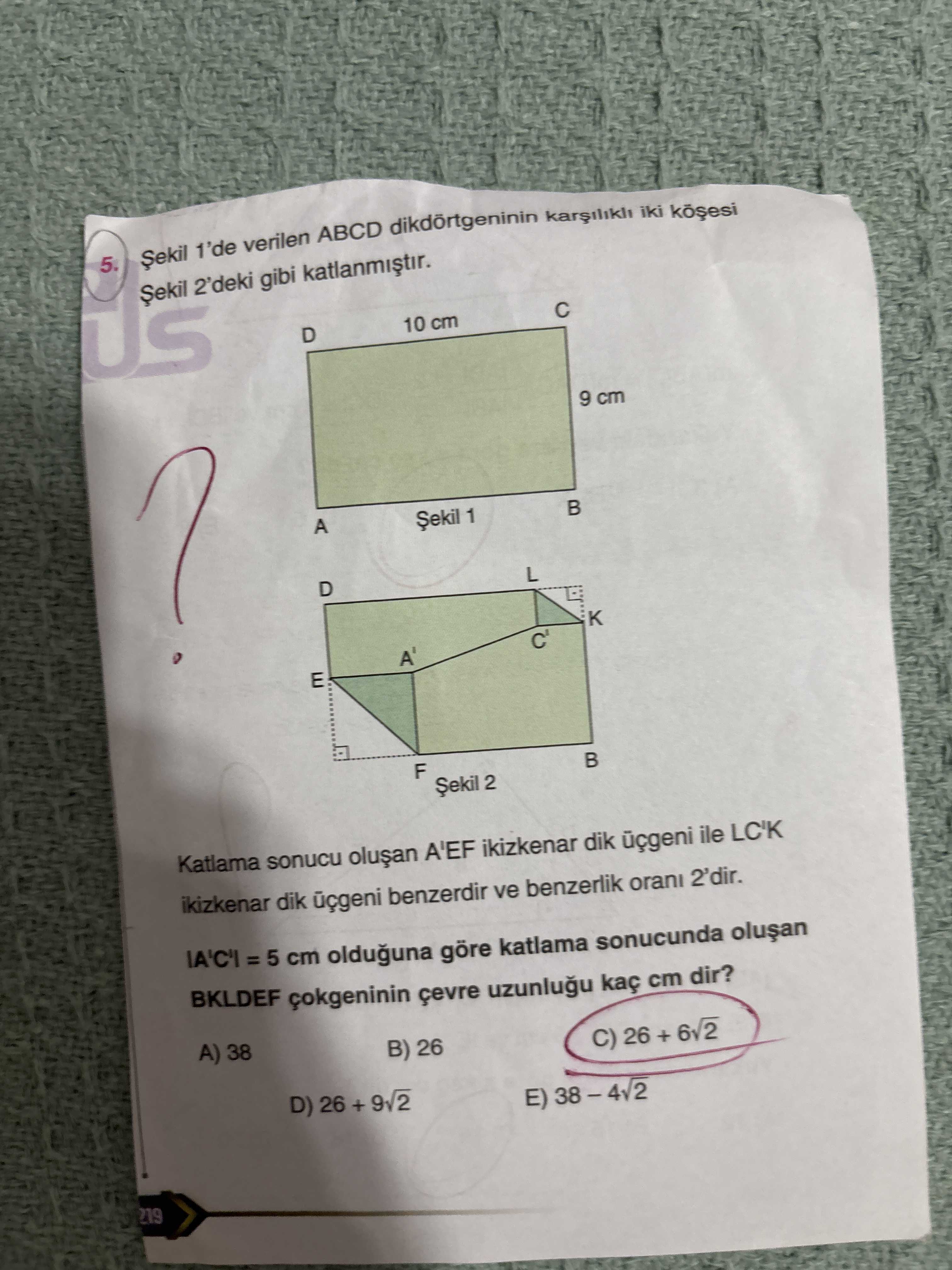 Şekil 1'de verilen ABCD dikdörtgeninin karşılıklı iki köşesi Şekil 2'deki gibi katlanmıştır. Katlama
