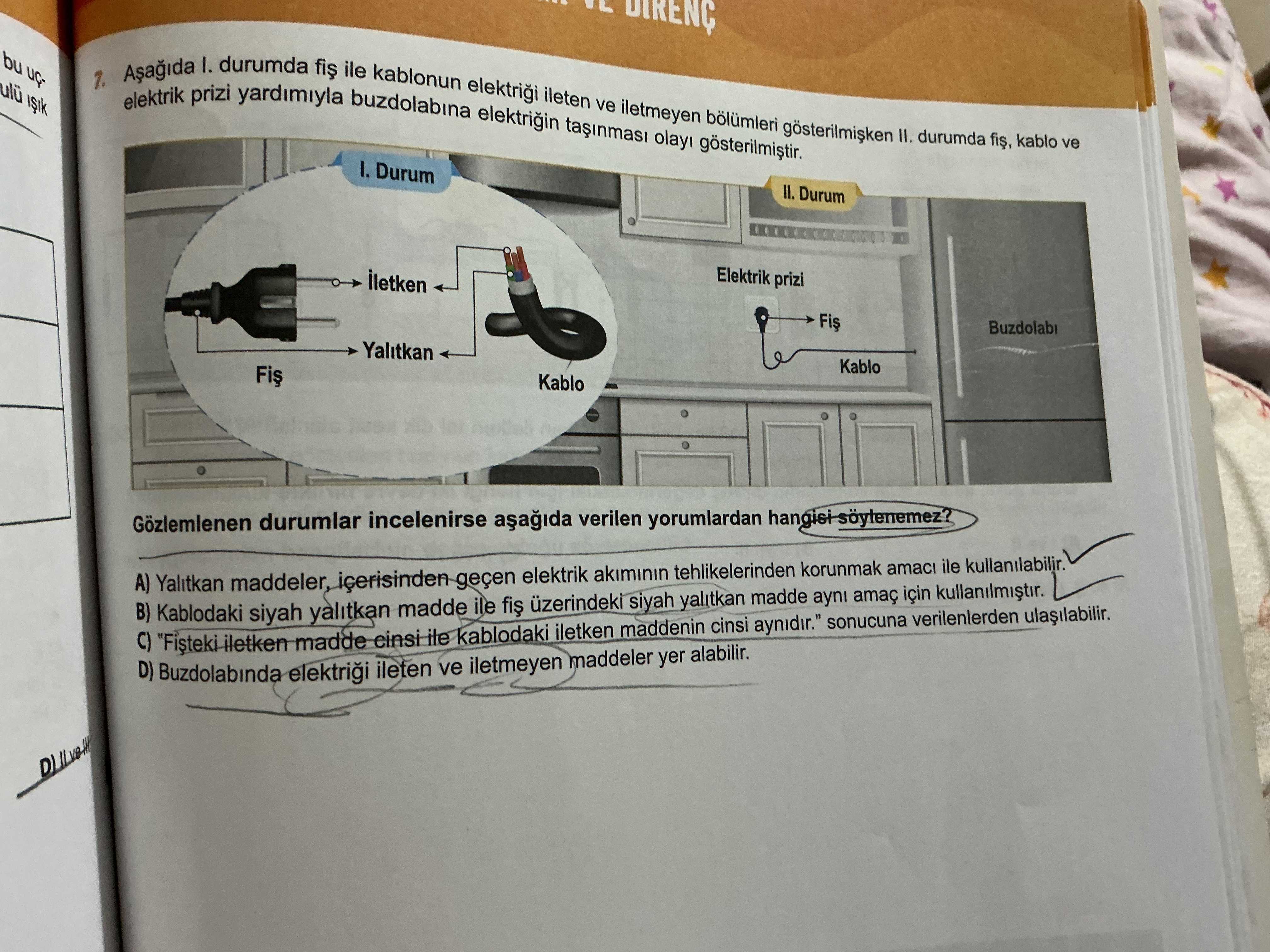 Aşağıda I. durumda fiş ile kablonun elektriği ileten ve iletmeyen bölümleri gösterilmişken II