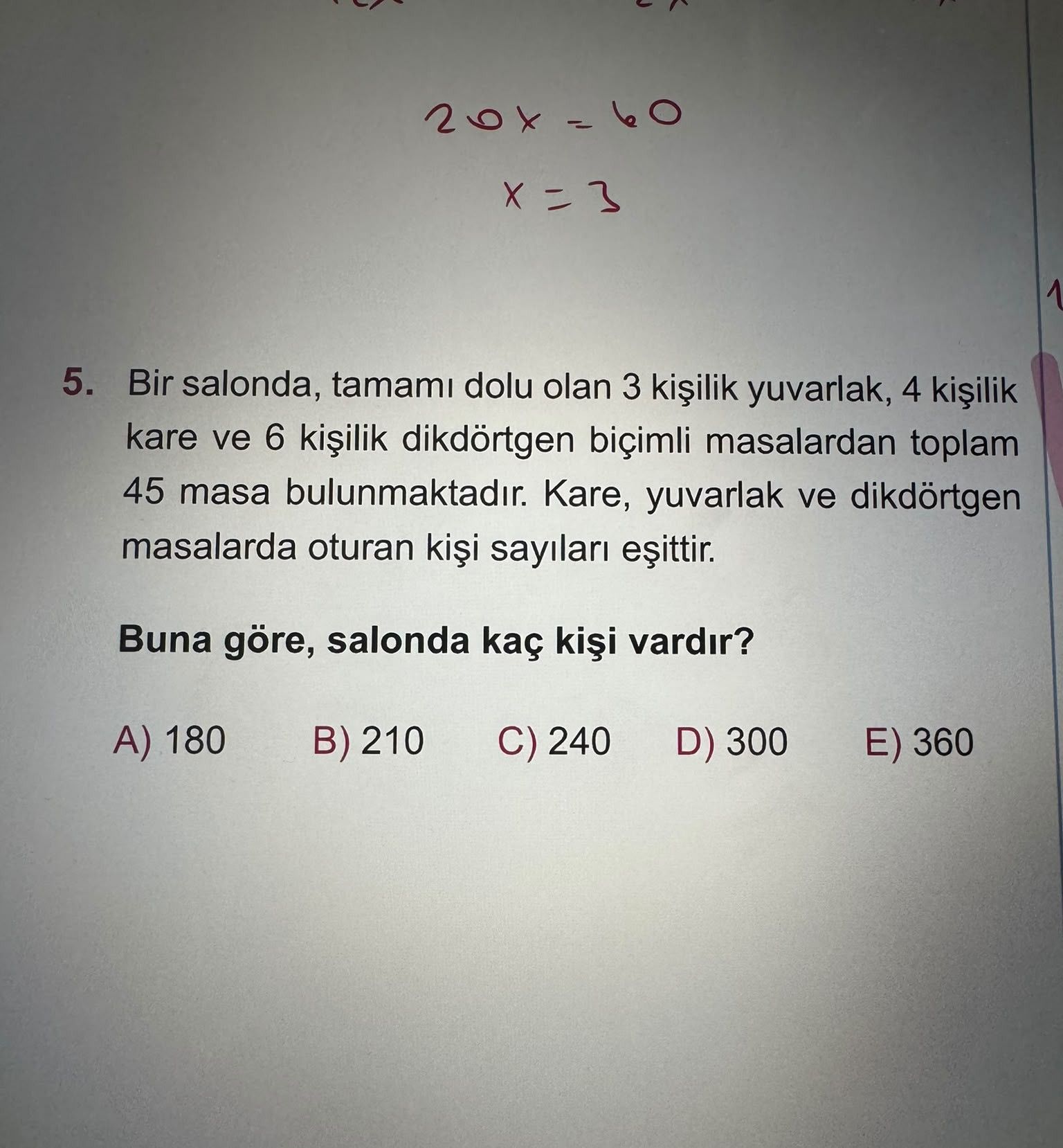 Bir salonda, tamamı dolu olan 3 kişilik yuvarlak, 4 kişilik kare ve 6 kişilik dikdörtgen biçimli