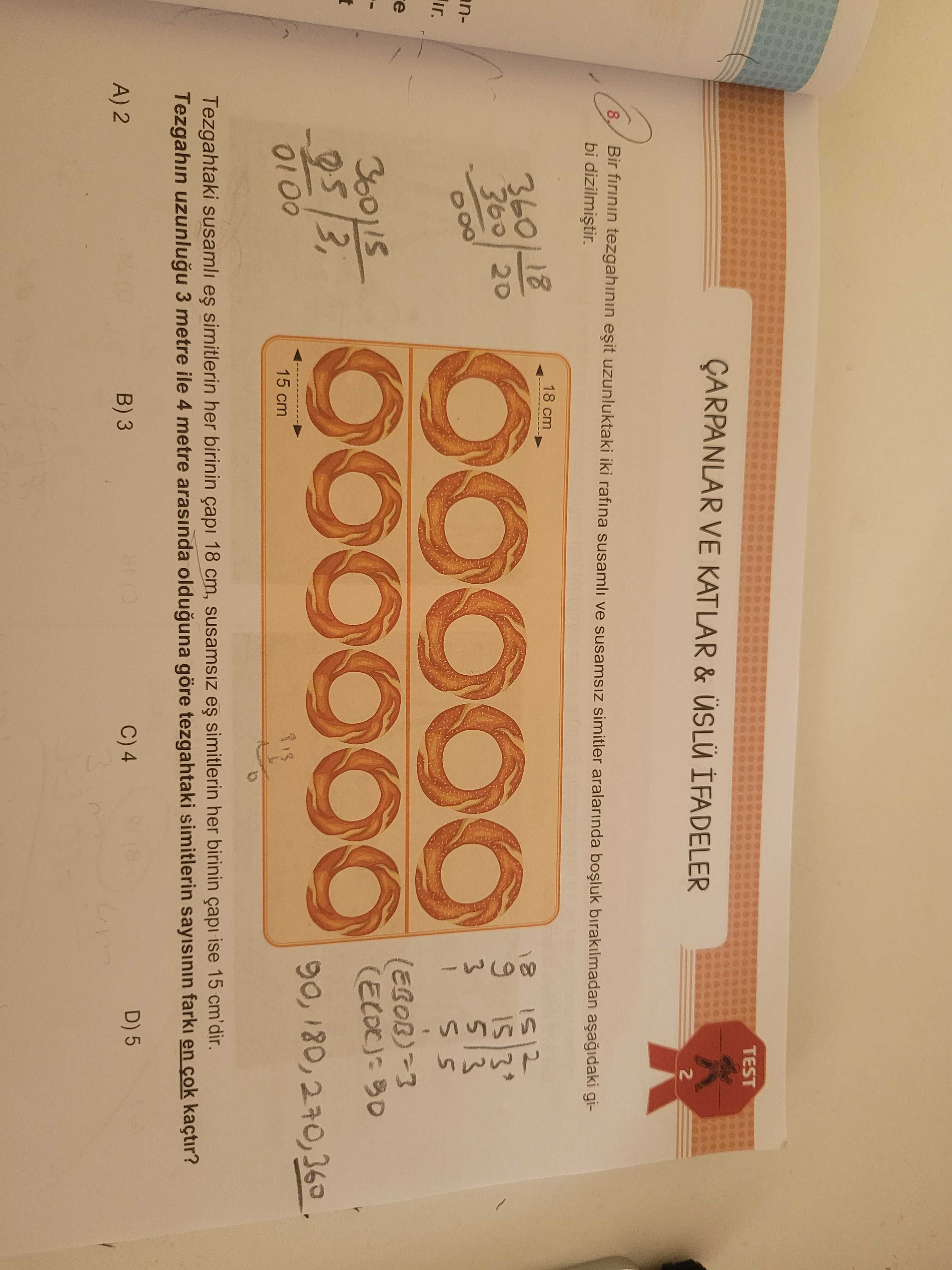 Bir fırının tezgahının eşit uzunluktaki iki rafına susamsız ve susamsız simitler aralarında boşluk