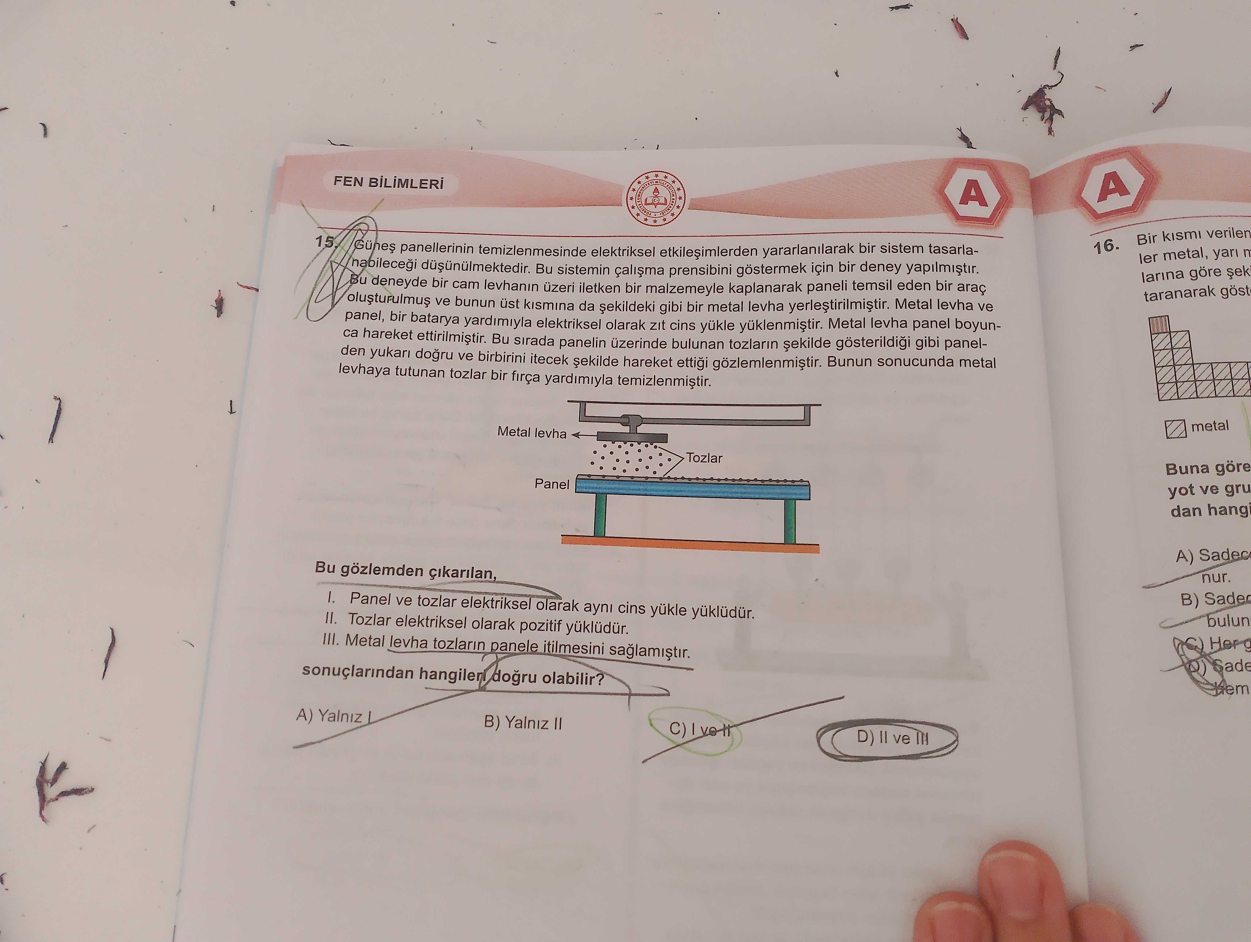 Güneş panellerinin temizlenmesinde elektriksel etkileşimlerden yararlanılarak bir sistem