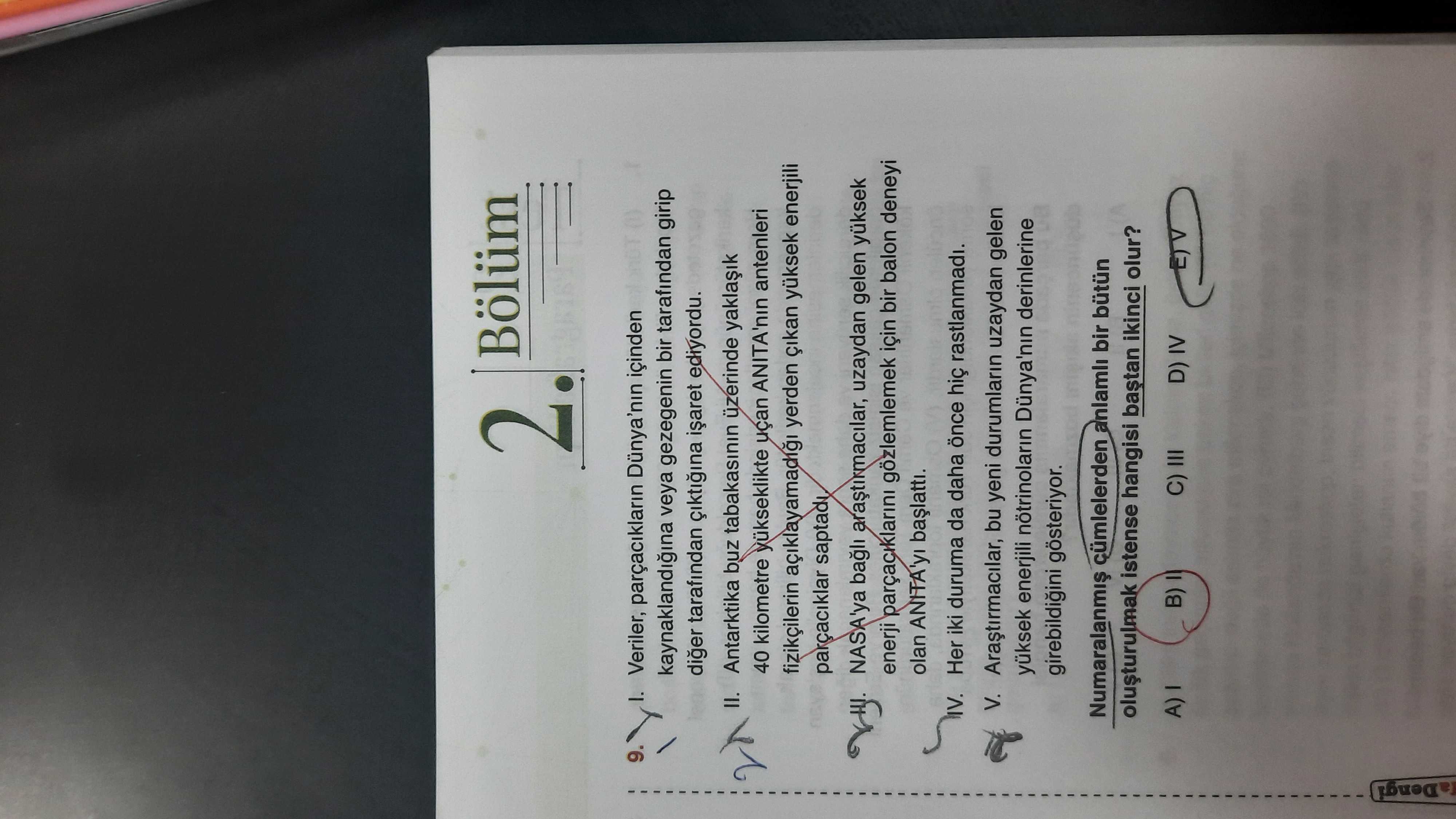 Veriler, parçacıkların Dünya'nın içinden kaynaklandığına veya gezegenin bir tarafından girip diğer