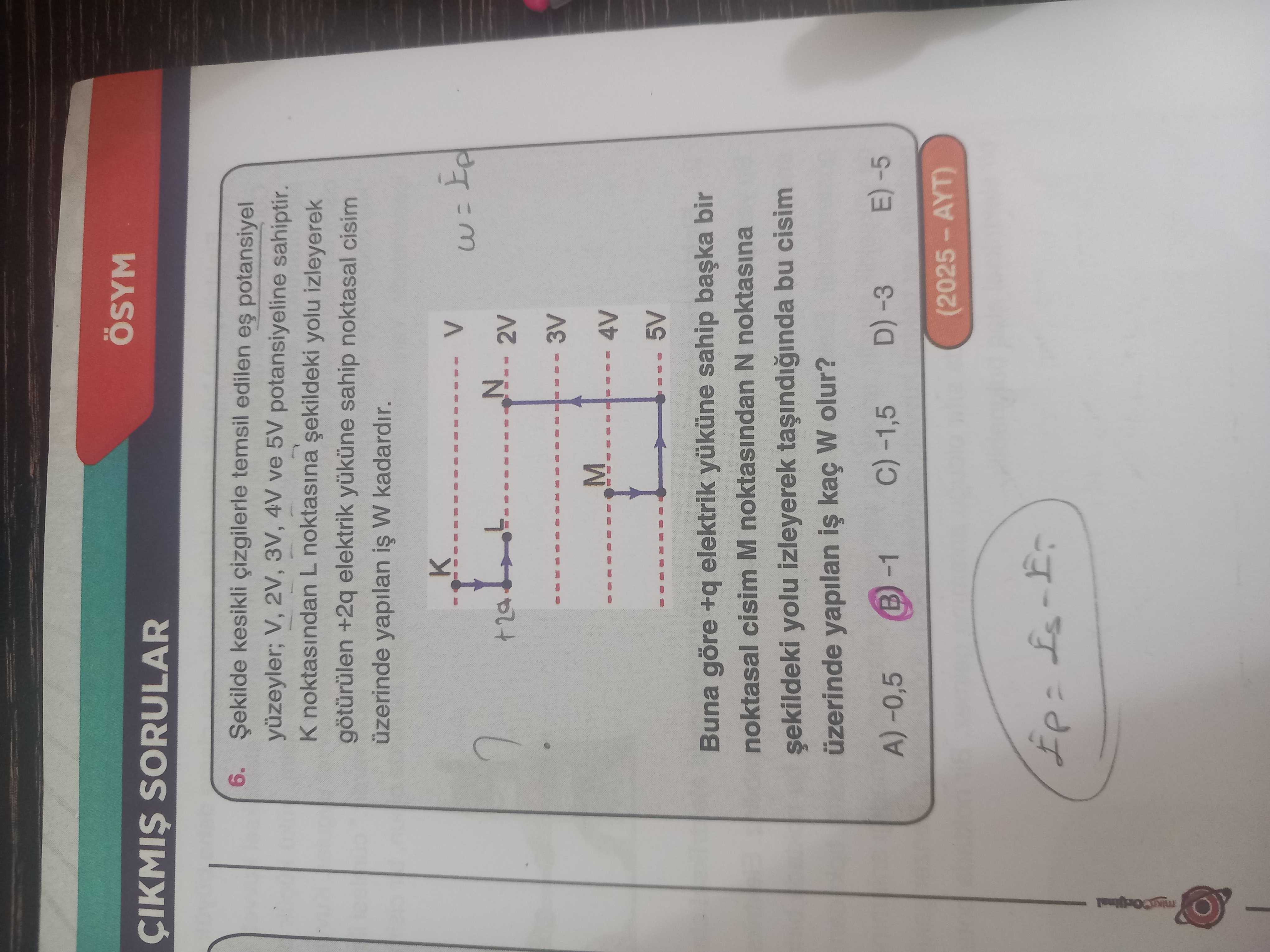 Şekilde kesikli çizgilerle temsil edilen eş potansiyel yüzeyler; V, 2V, 3V, 4V ve 5V potansiyeline