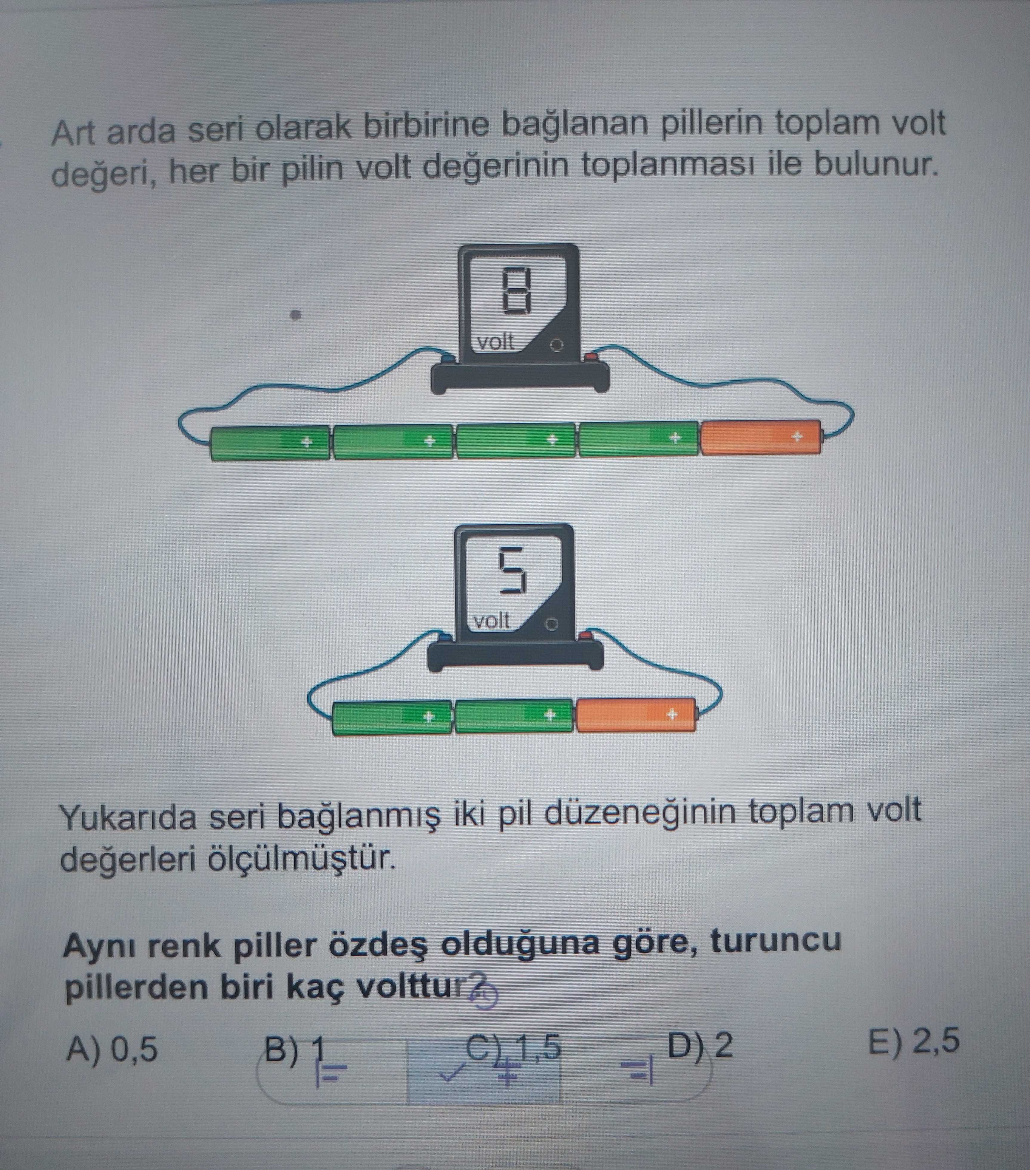 Art arda seri olarak birbirine bağlanan pillerin toplam volt değeri, her bir pilin volt değerinin