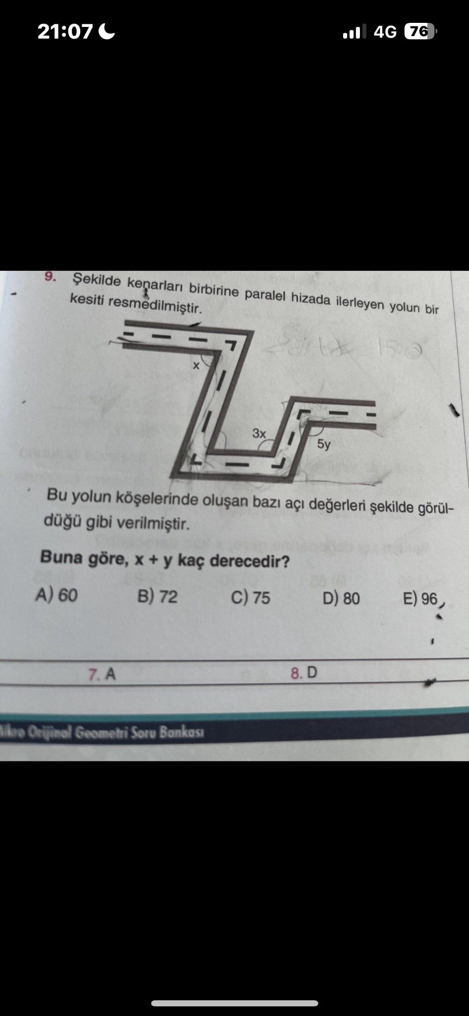 Şekilde kenarları birbirine paralel hizada ilerleyen yolun bir kesiti resmedilmiştir. Bu yolun