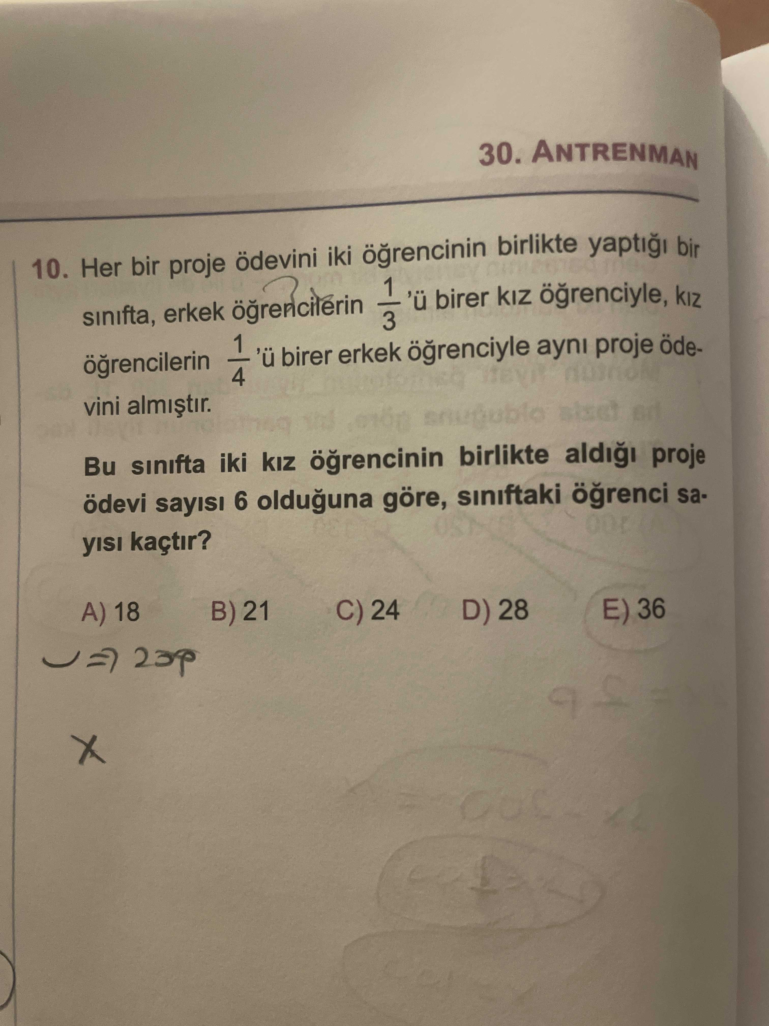 Her bir proje ödevini iki öğrencinin birlikte yaptığı bir sınıfta, erkek öğrencilerin 1/3 'ü birer