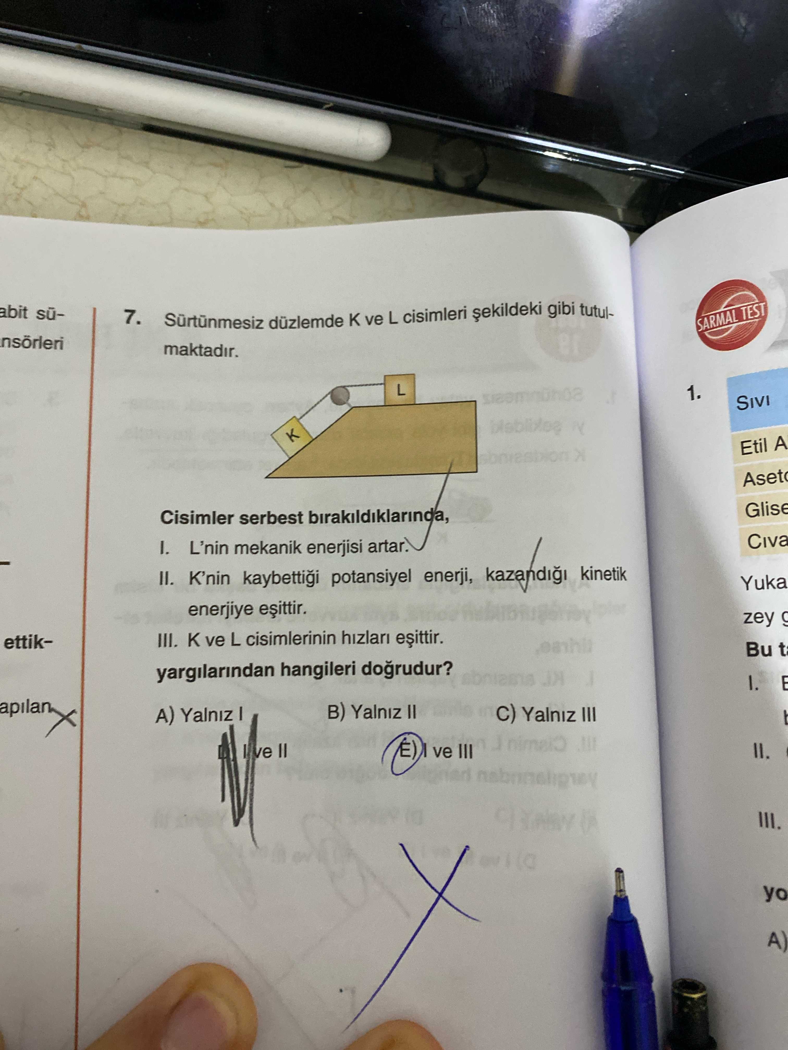 Sürtünmesiz düzlemde K ve L cisimleri şekildeki gibi tutulmaktadır. Cisimler serbest bırakıldığında