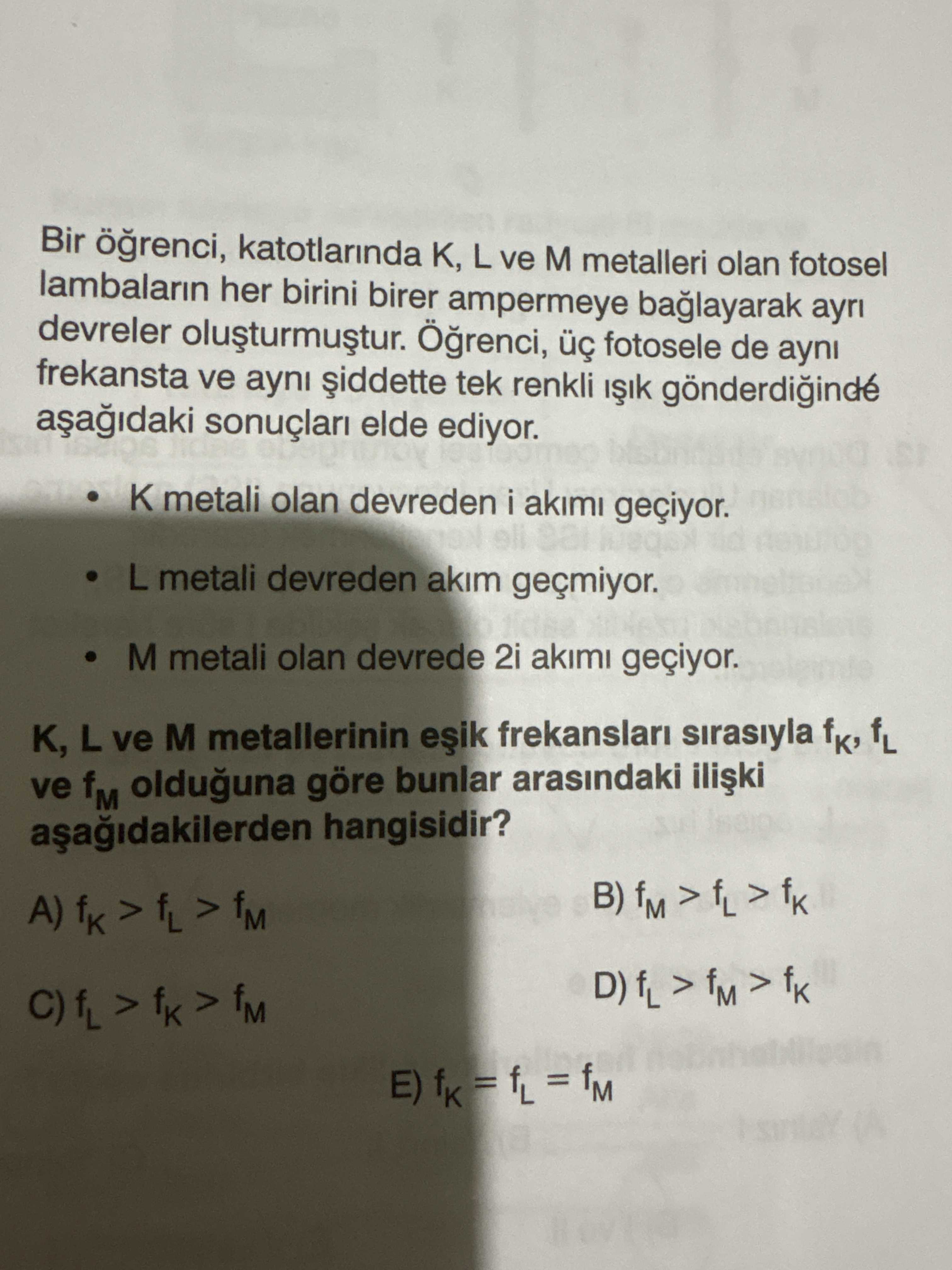 Bir öğrenci, katotlarında K, L ve M metalleri olan fotosel lambaların her birini birer ampermeye