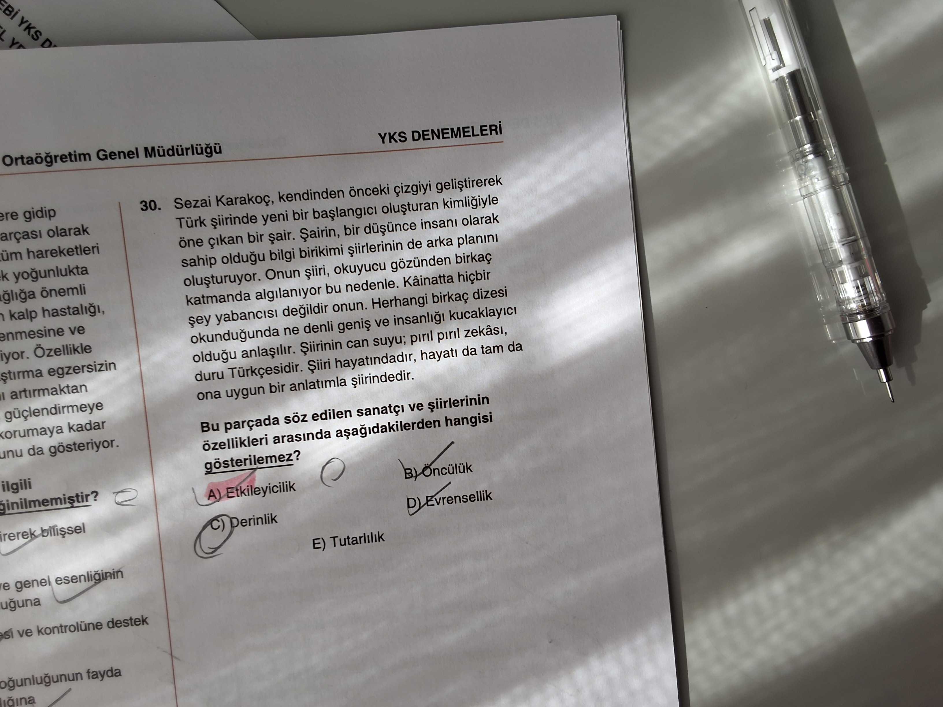 Sezai Karakoç, kendinden önceki çizgiyi geliştirerek Türk şiirinde yeni bir başlangıcı oluşturan