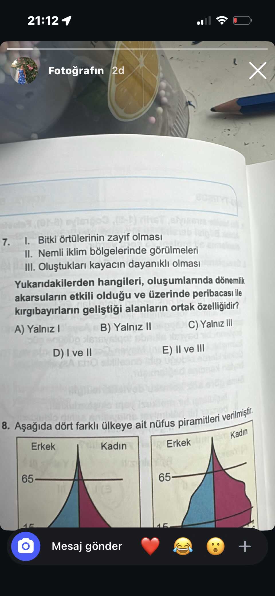 I. Bitki örtülerinin zayıf olması II. Nemli iklim bölgelerinde görülmeleri III. Oluştukları kayacın