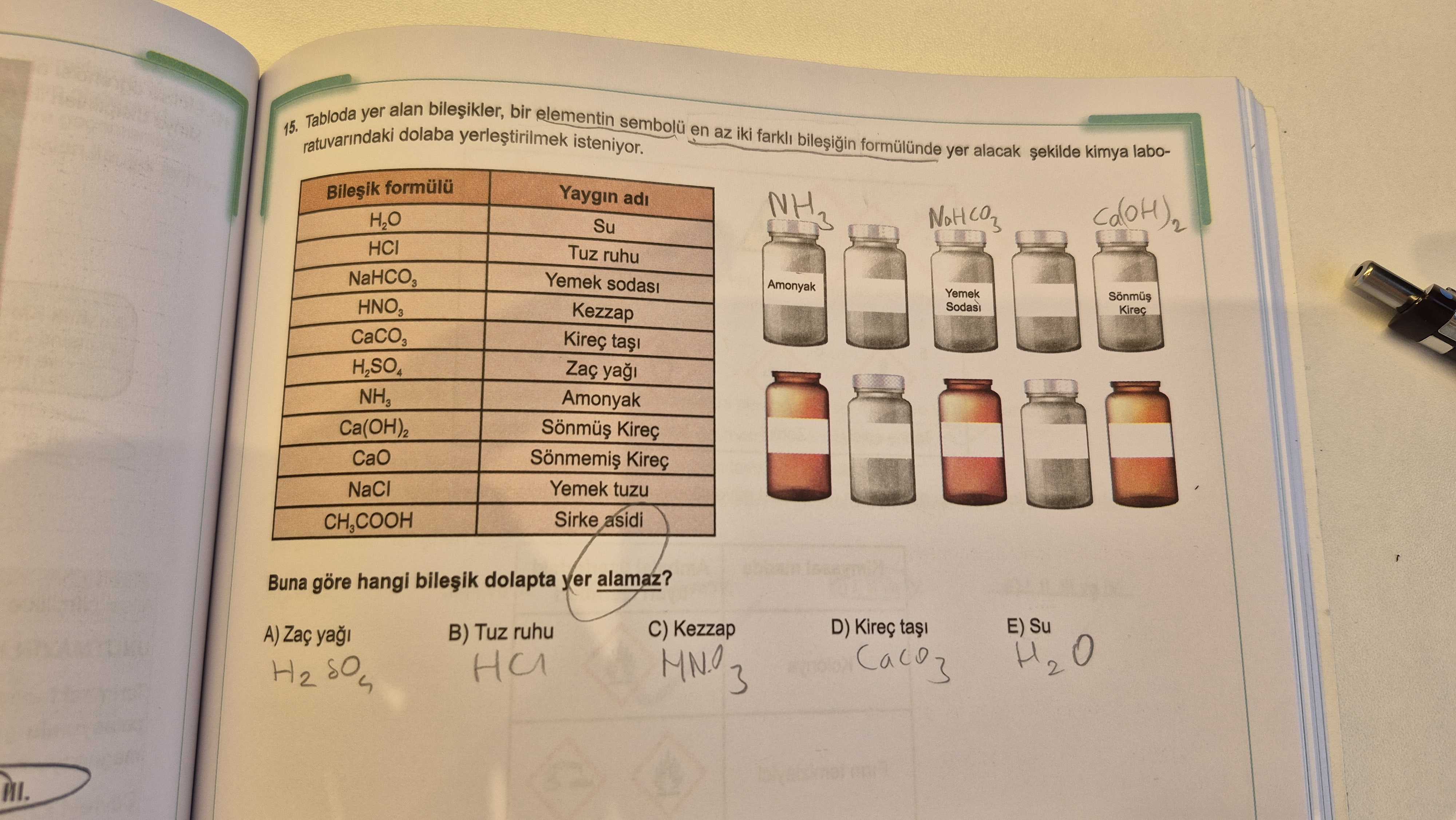 Tabloda yer alan bileşikler, bir elementin sembolü en az iki farklı bileşiğin formülünde yer alacak
