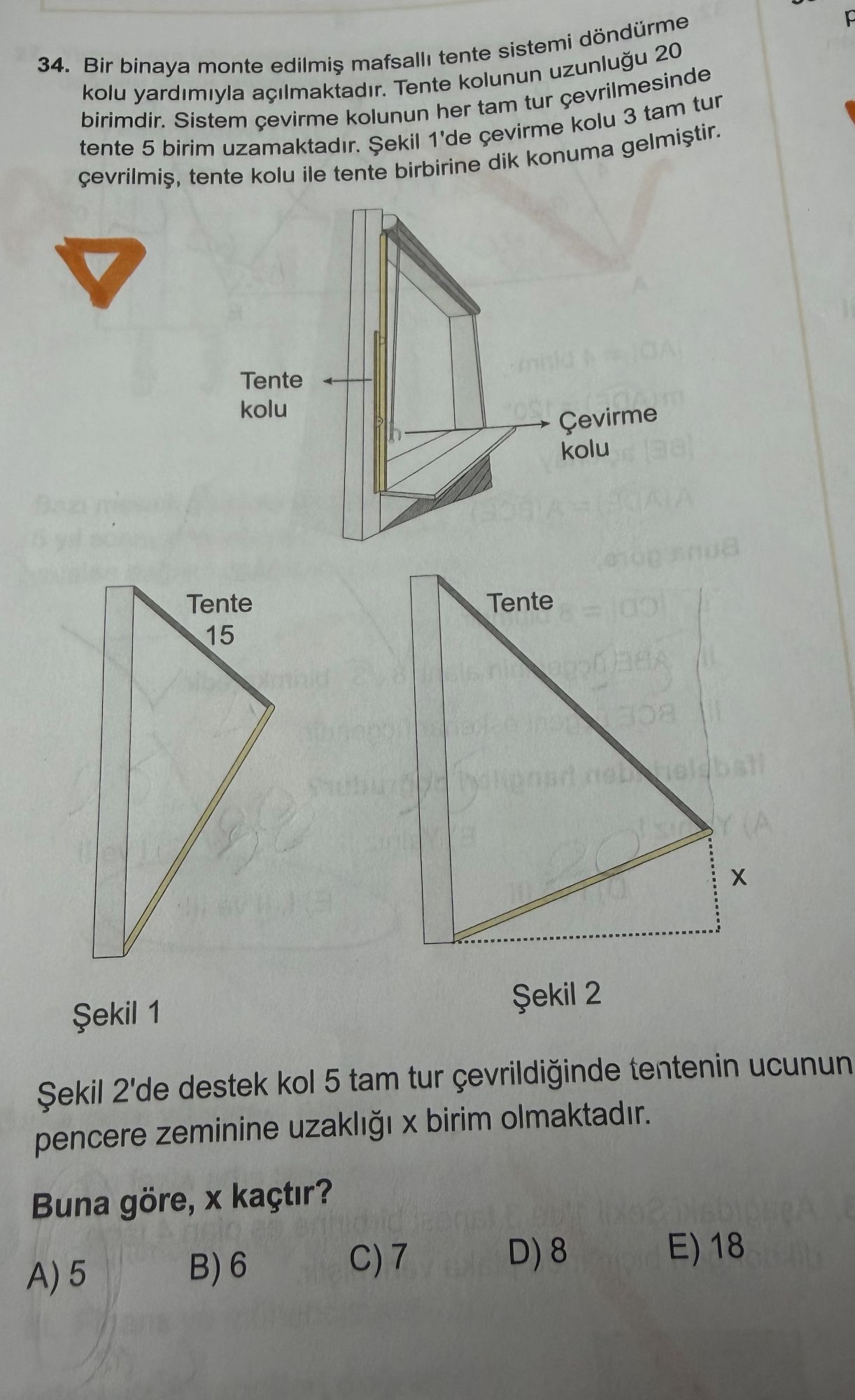 Bir binaya monte edilmiş mafsallı tente sistemi döndürme kolu yardımıyla açılmaktadır. Tente kolunun