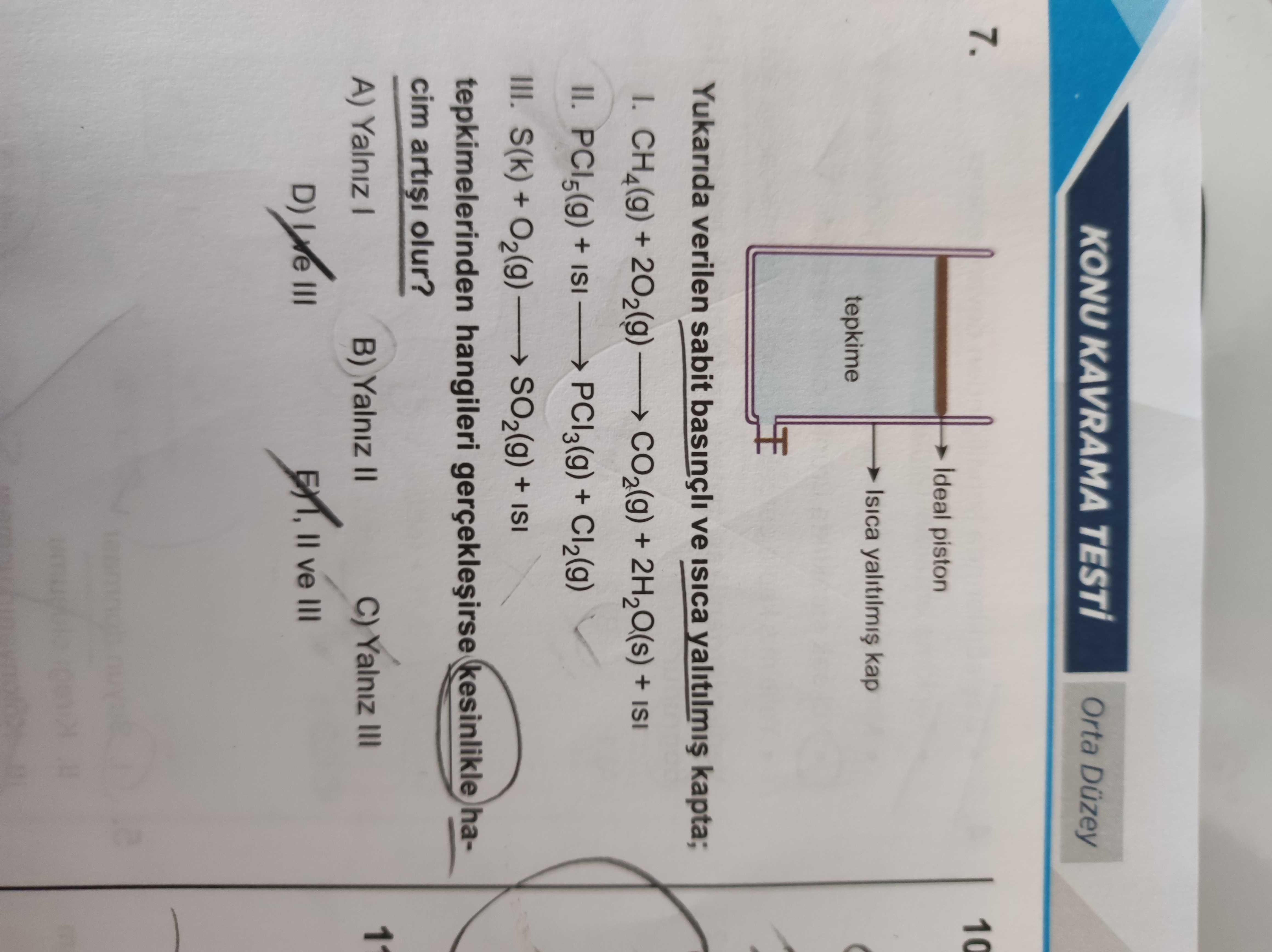Yukarıda verilen sabit basınçlı ve ısıca yalıtılmış kapta; I. CH₄(g) + 2O₂(g) ⟶ CO₂(g) + 2H₂O(s) +