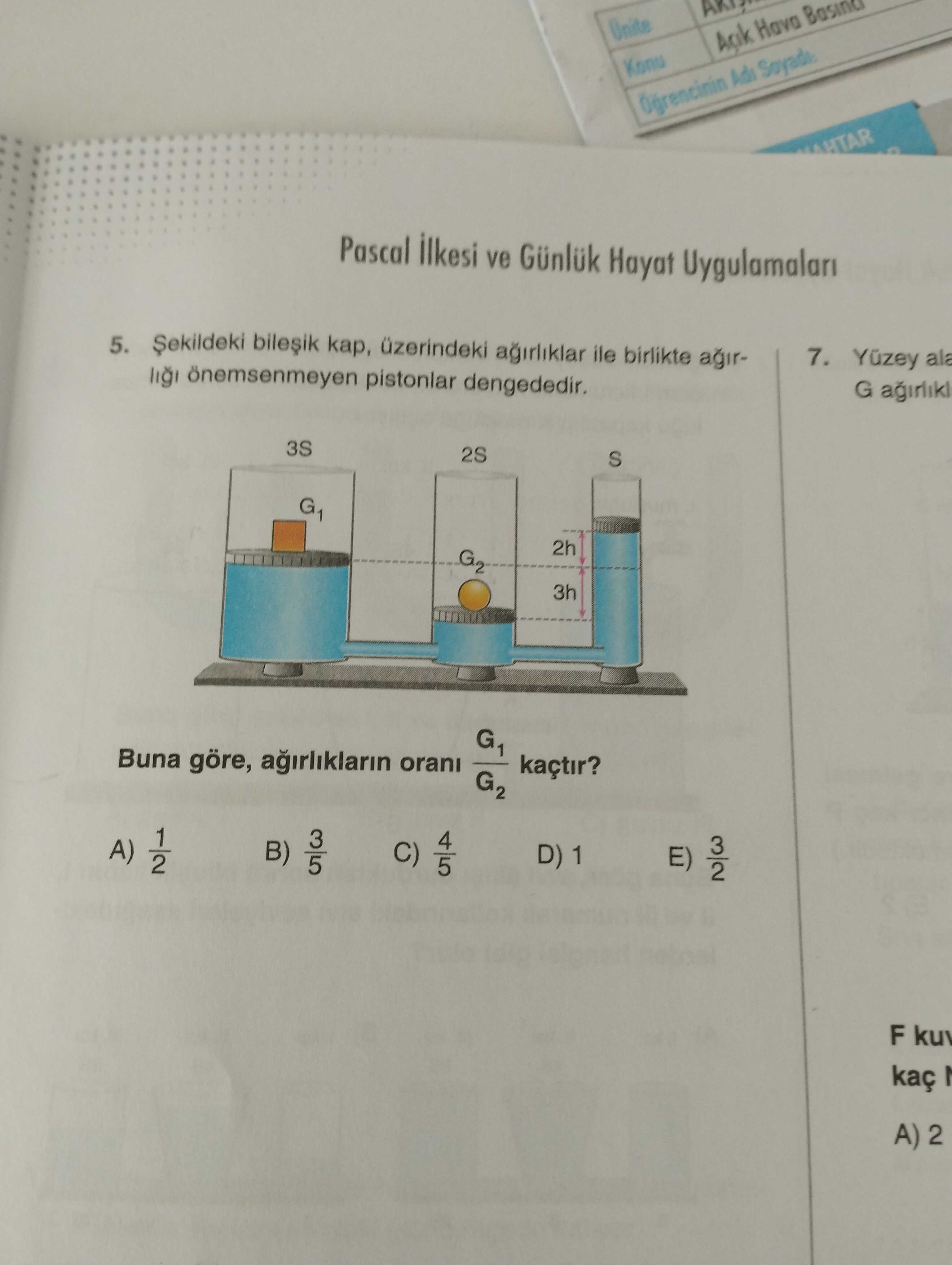 Şekildeki bileşik kap, üzerindeki ağırlıklar ile birlikte ağırlığı önemsenmeyen pistonlar