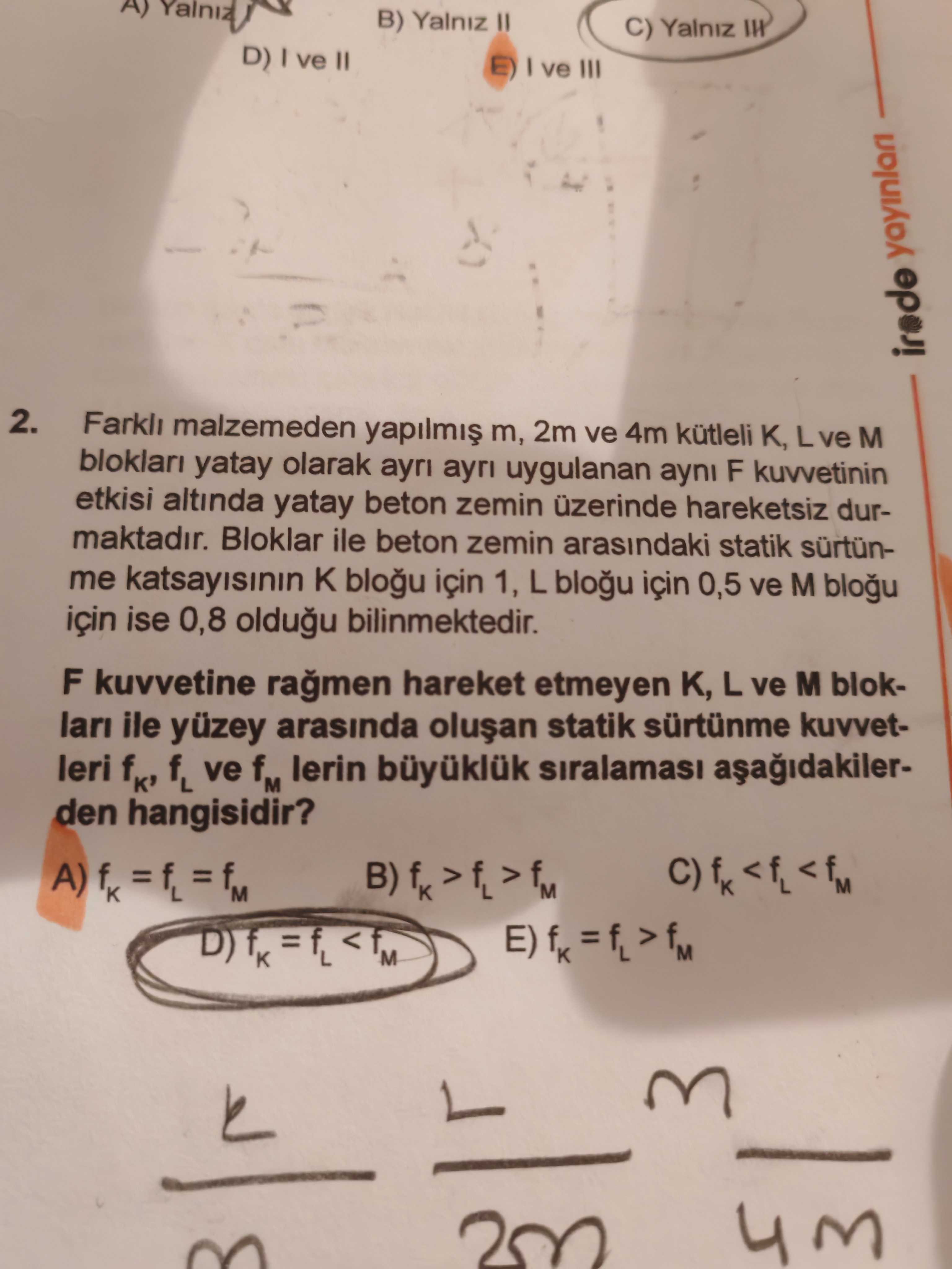 Farklı malzemeden yapılmış m, 2m ve 4m kütleli K, L ve M blokları yatay olarak ayrı ayrı uygulanan