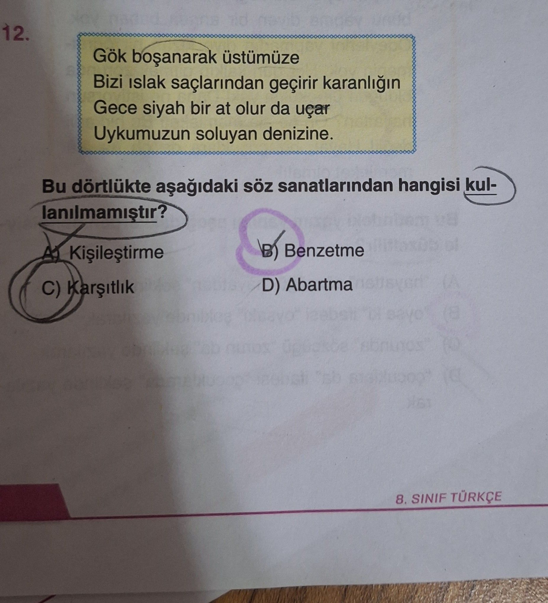 Gök boşanarak üstümüze Bizi ıslak saçlarından geçirir karanlığın Gece siyah bir at olur da uçar