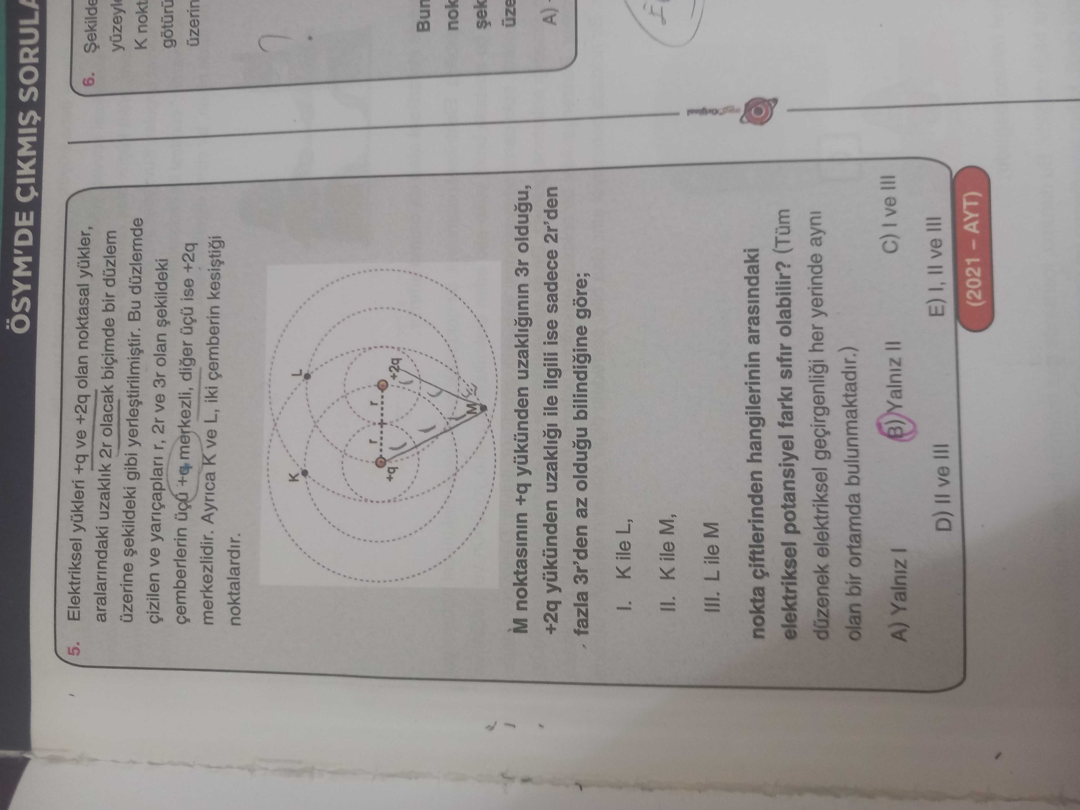 Elektriksel yükleri +q ve +2q olan noktasal yükler, aralarındaki uzaklık 2r olacak biçimde bir
